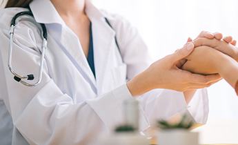 神戸のつかもと形成外科の小陰唇縮小術の施術をする女性専門医の画像