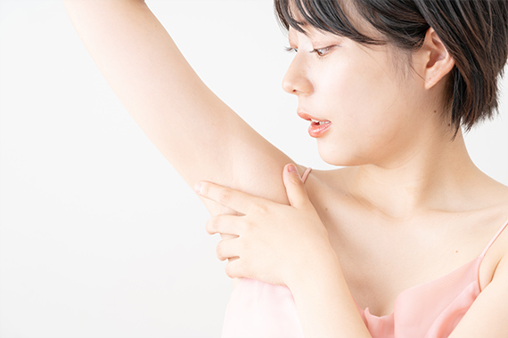 神戸市垂水区でわきが・腋窩多汗症の治療を行うつかもと形成外科・創傷クリニックのワキガで悩む女性の画像