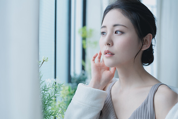 考える女性の画像