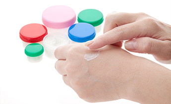 薬を塗る手の画像