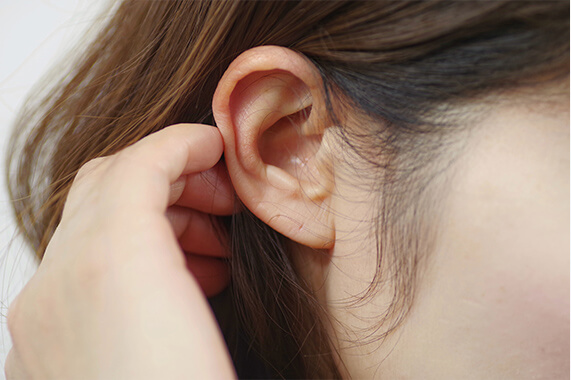 女性の耳たぶの画像