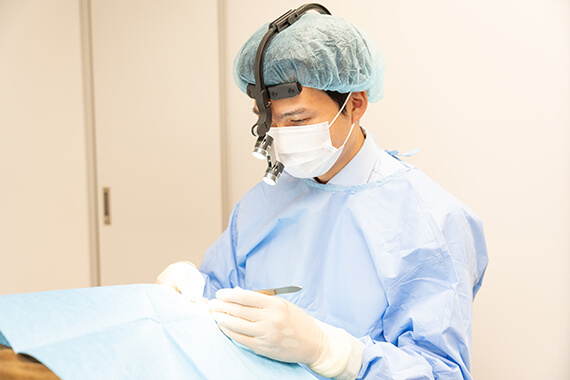 治療をする医師の画像