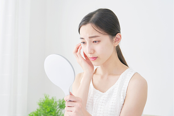 鏡を見る女性の画像