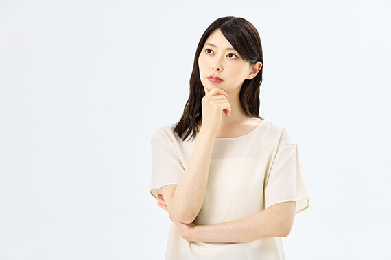 考える女性の画像