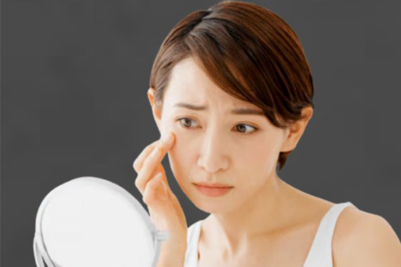 鏡を見る女性