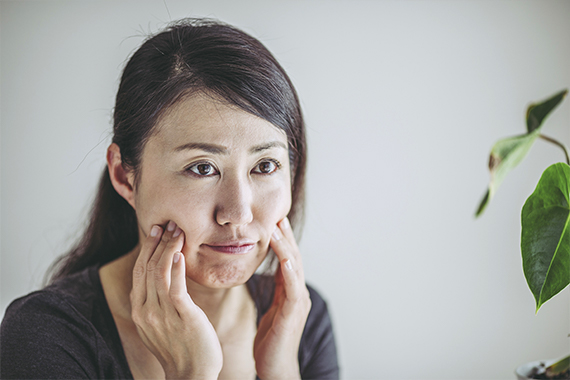 神戸市垂水区のつかもと形成外科・創傷クリニックでの肝斑に悩む女性の画像