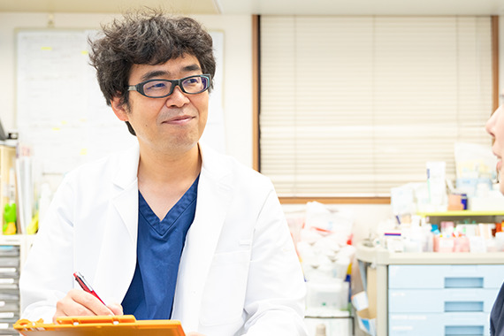 監修者の形成外科専門医のつかもと院長の写真