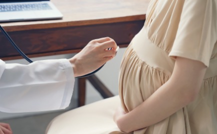 妊娠中の女性の腹部の写真