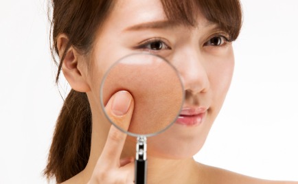 顔を触る女性の写真