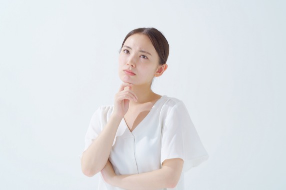 悩む女性の写真