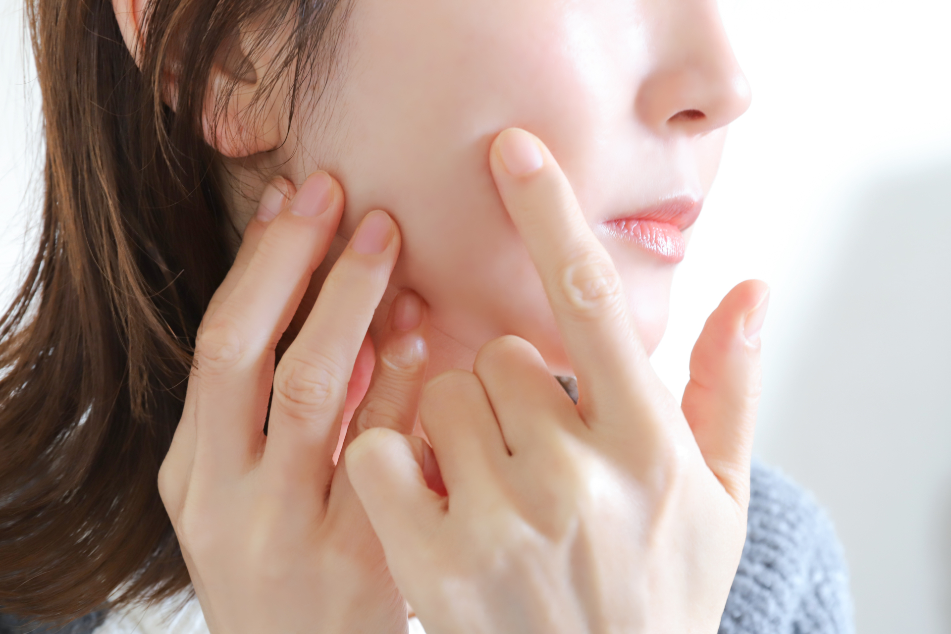 しみに悩む女性の画像